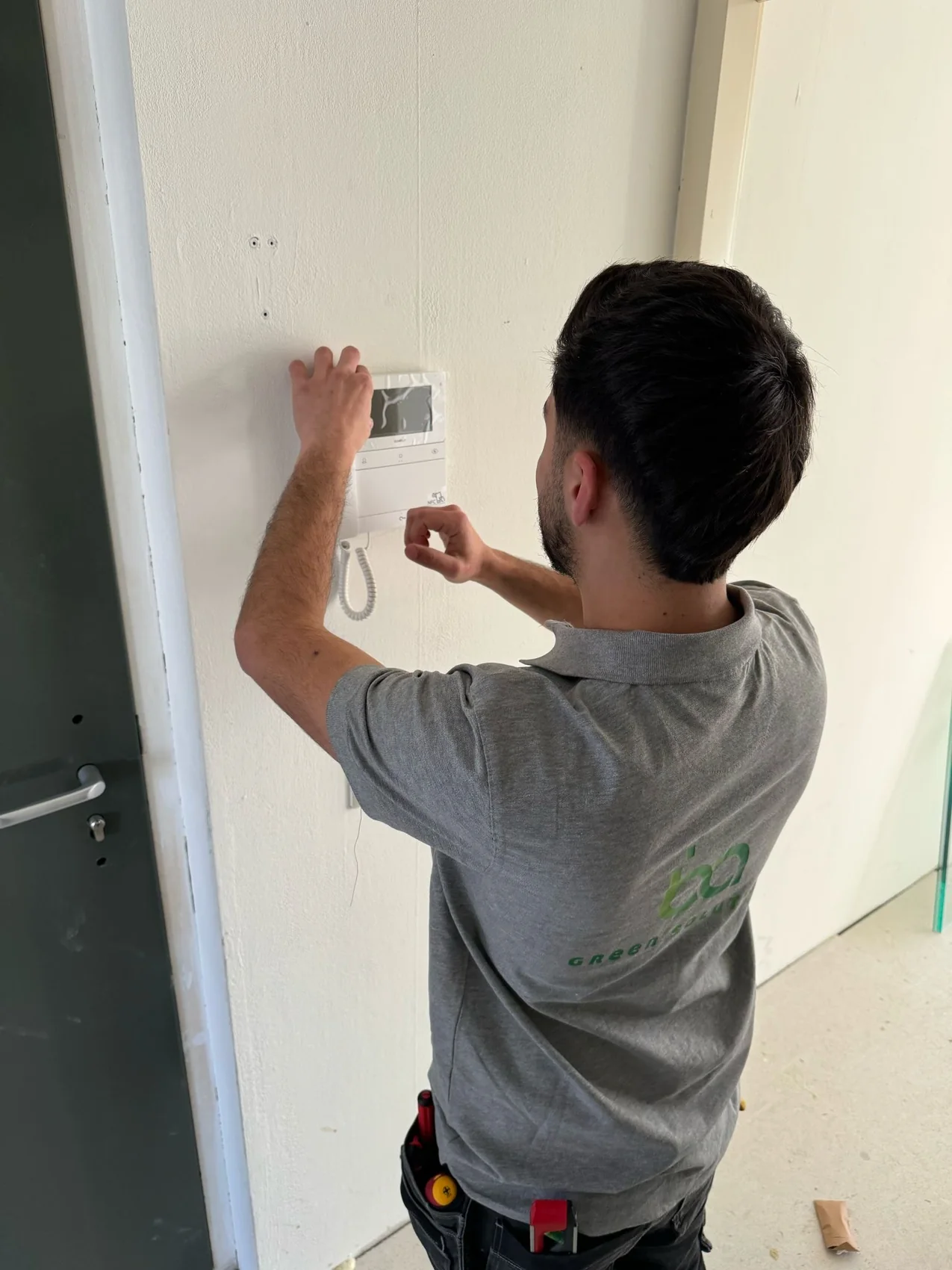 B&A monteur monteert intercominstallatie